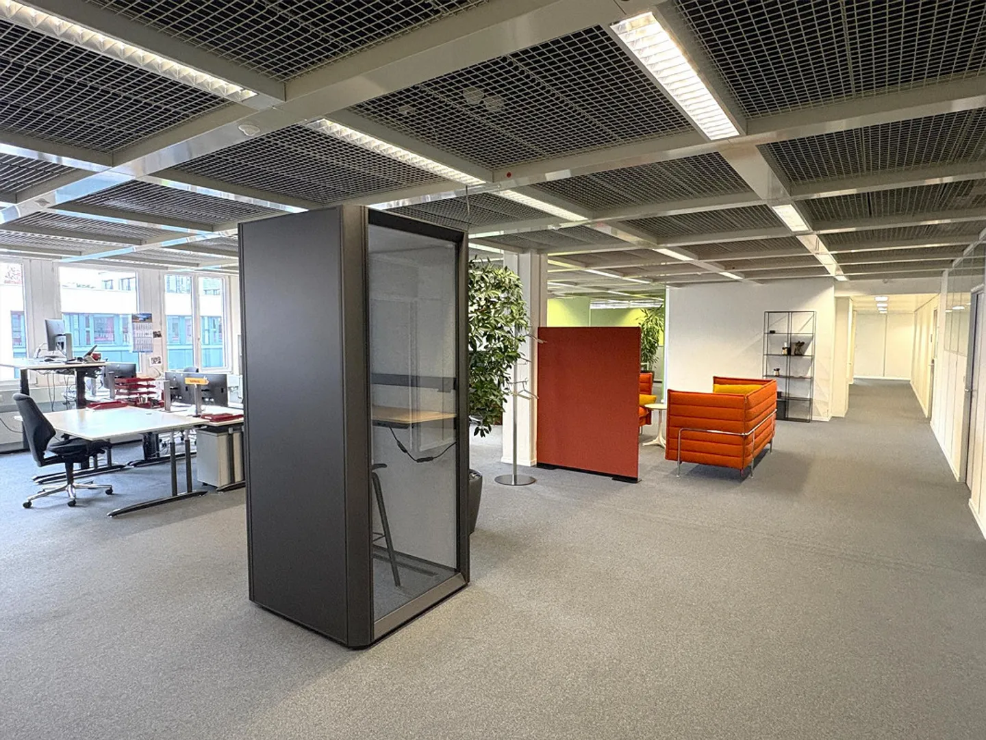 Utilisation temporaire qui en vaut la peine ! - Espaces de bureau/commerciaux de 250 m² à 3 024 m² - Photo 3 sur 6