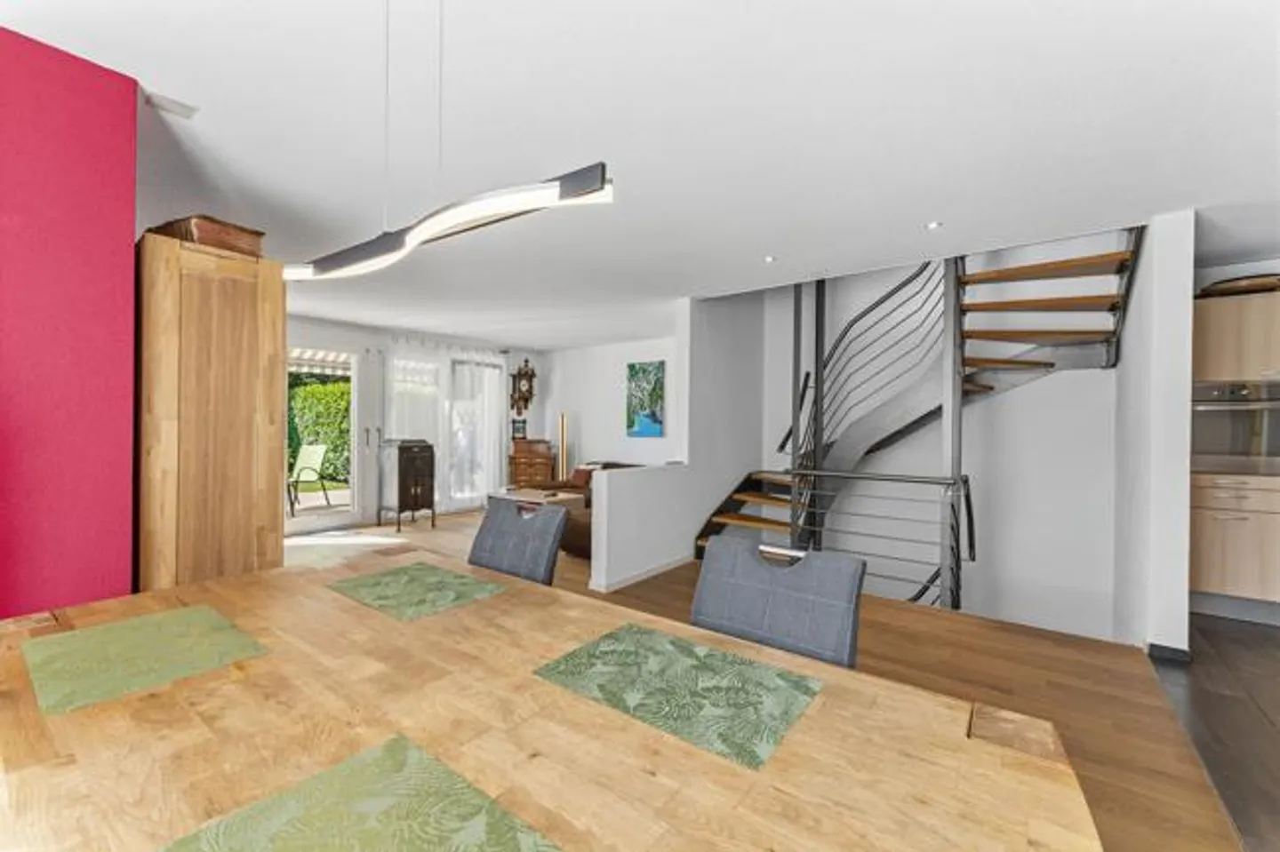 Casa angolare ben tenuta in una posizione tranquilla - Foto 6 di 17