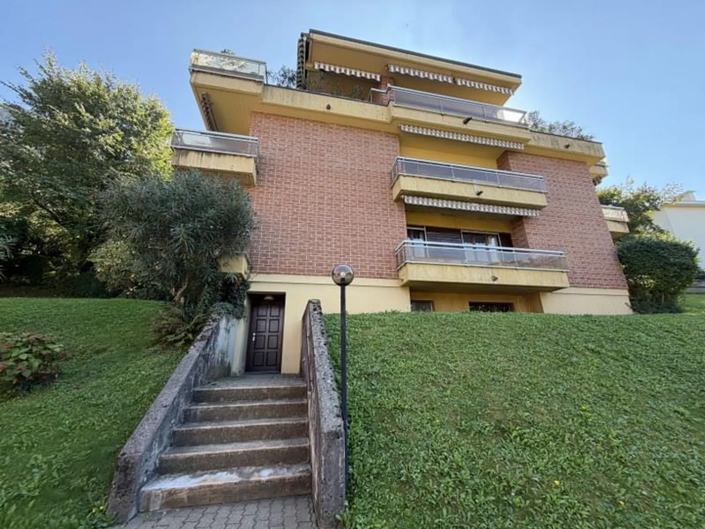 ELEGANTE DACHGESCHOSSWOHNUNG MIT PANORAMATERRASSE UND SEEBLICK - Foto 1 von 13
