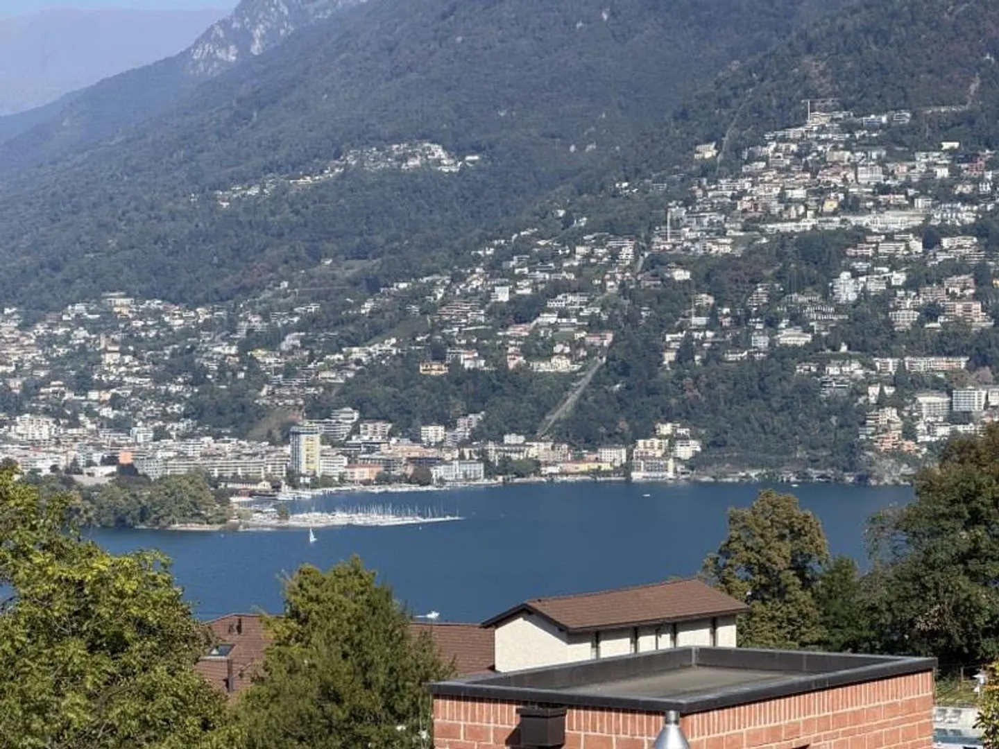 ELEGANTE DACHGESCHOSSWOHNUNG MIT PANORAMATERRASSE UND SEEBLICK - Foto 2 von 13