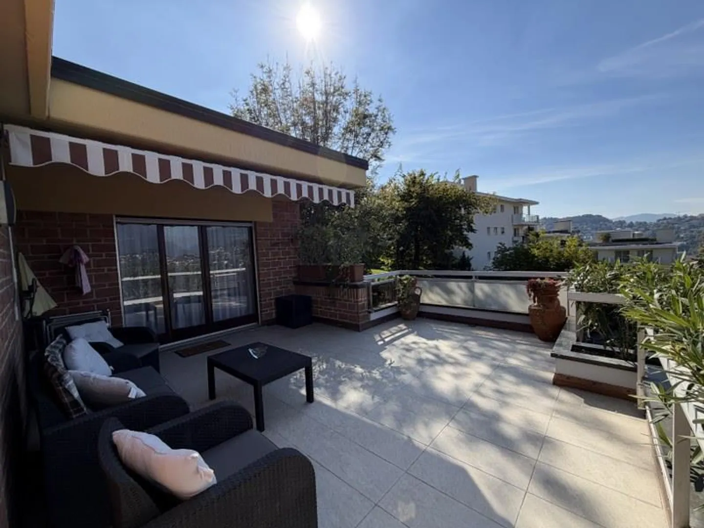 ELEGANTE DACHGESCHOSSWOHNUNG MIT PANORAMATERRASSE UND SEEBLICK - Foto 3 von 13