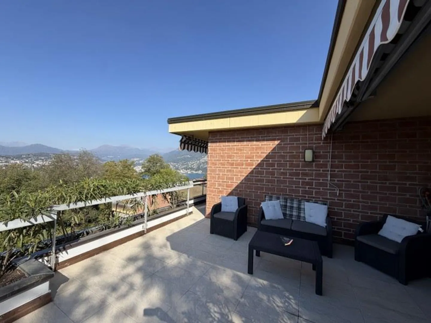 ELEGANTE DACHGESCHOSSWOHNUNG MIT PANORAMATERRASSE UND SEEBLICK - Foto 4 von 13