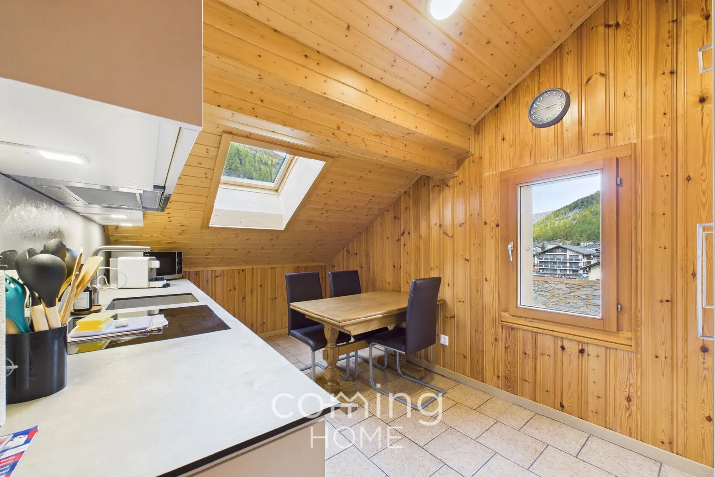 Appartement mansardé de 3,5 pièces à Saas-Grund - ensoleillé, central et avec panorama alpin - Photo 2 sur 12