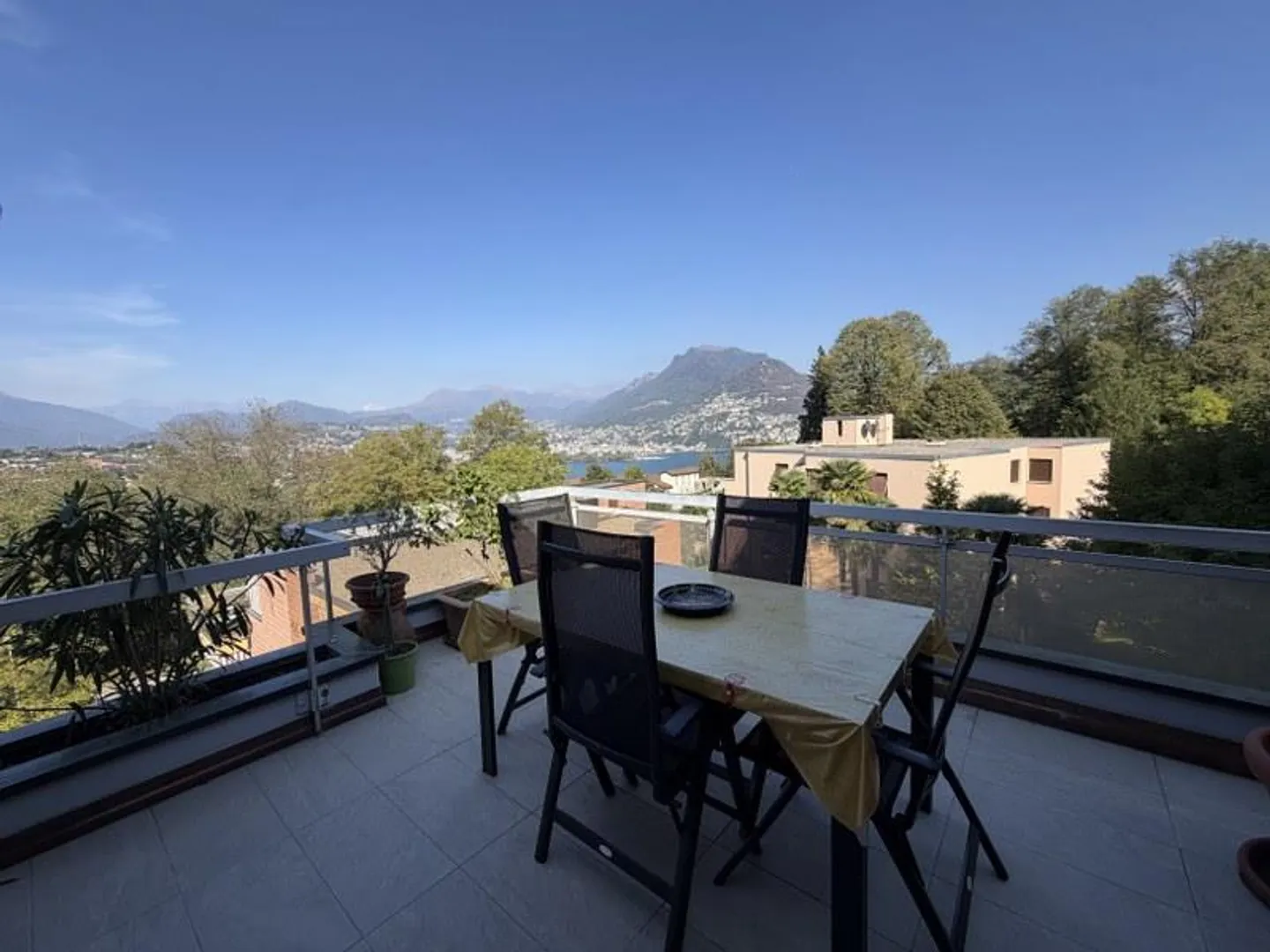 ELEGANTE DACHGESCHOSSWOHNUNG MIT PANORAMATERRASSE UND SEEBLICK - Foto 9 von 13