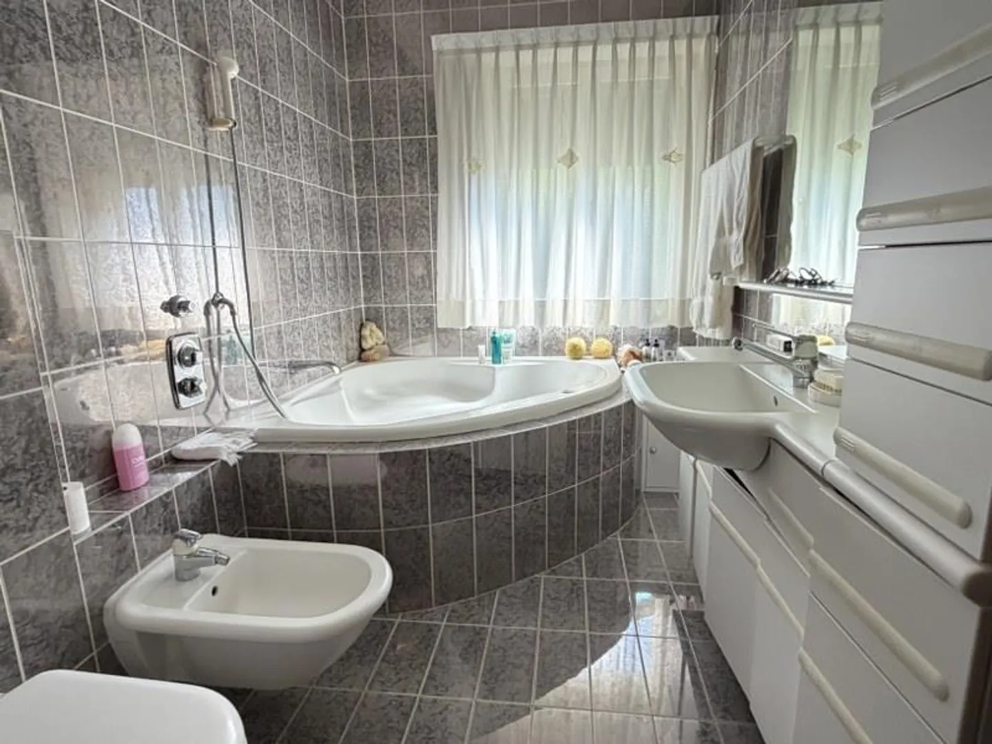 ELEGANTE DACHGESCHOSSWOHNUNG MIT PANORAMATERRASSE UND SEEBLICK - Foto 11 von 13