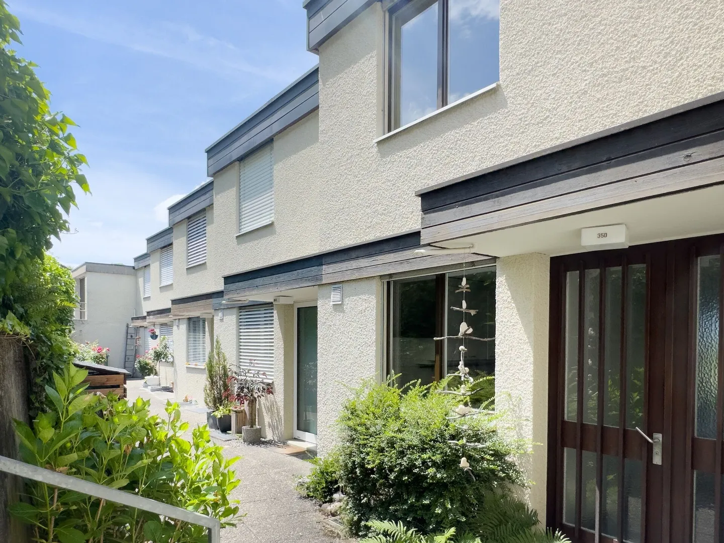 3.5-room terraced house, originally 4.5 rooms, with easy-care surroundings, single garage and beautiful view location at the gateway to the city of Thun - Photo 1 of 27