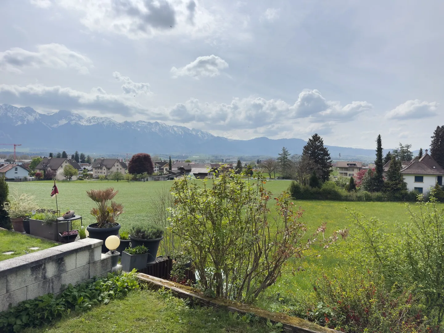 3.5-room terraced house, originally 4.5 rooms, with easy-care surroundings, single garage and beautiful view location at the gateway to the city of Thun - Photo 3 of 27