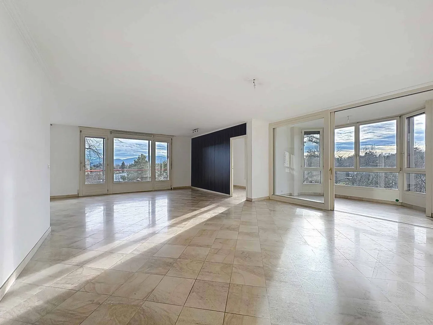 Apartment with 6 rooms, balconies and loggia - Photo 1 of 11