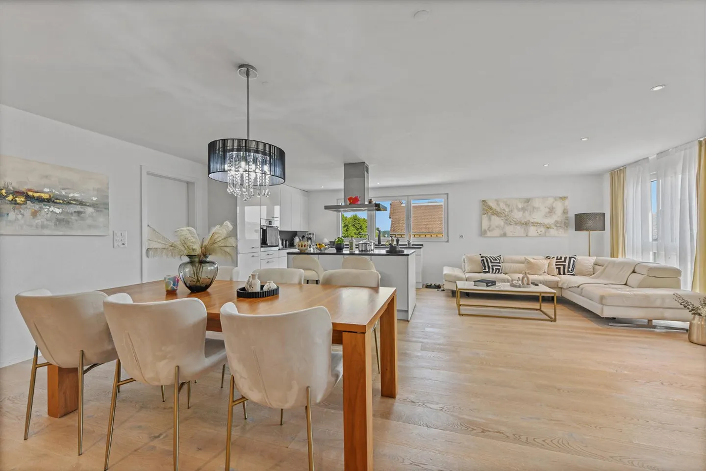 Helle 5.5-Zimmer-Wohlfühloase mit Süd-Balkon und grosszügiger Raumaufteilung - Foto 1 von 13