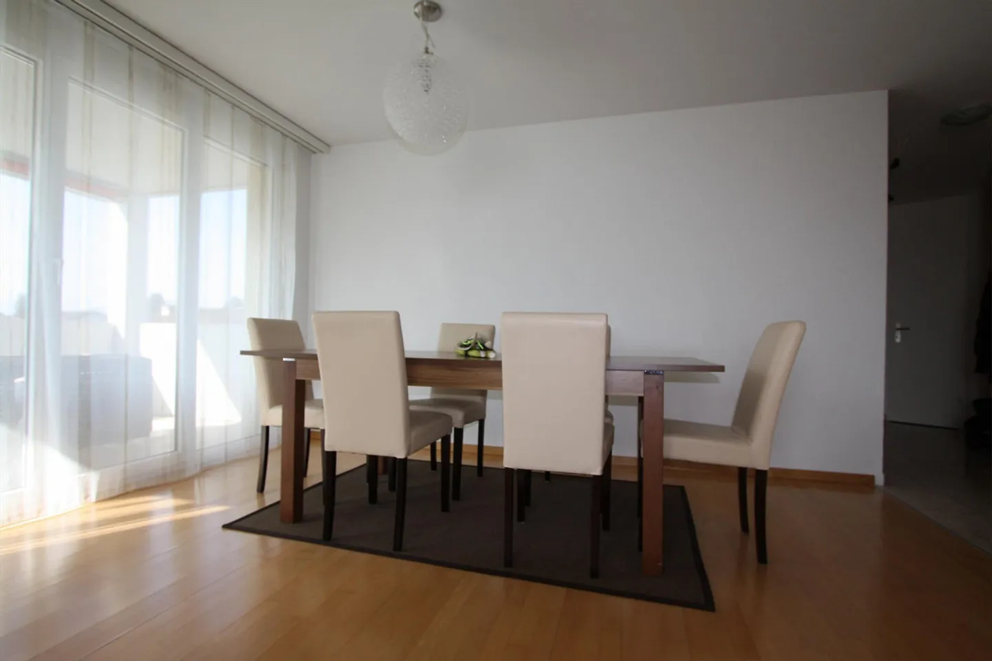 Appartamento soleggiato e grande di 4,5 stanze con due balconi in una zona tranquilla di case unifamiliari - Foto 3 di 7