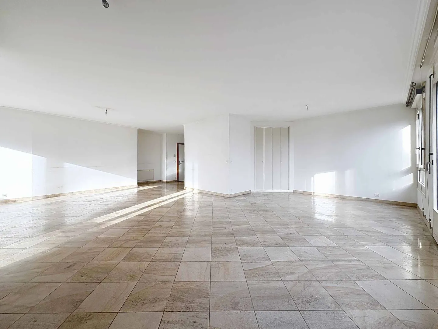 Apartment with 6 rooms, balconies and loggia - Photo 3 of 11