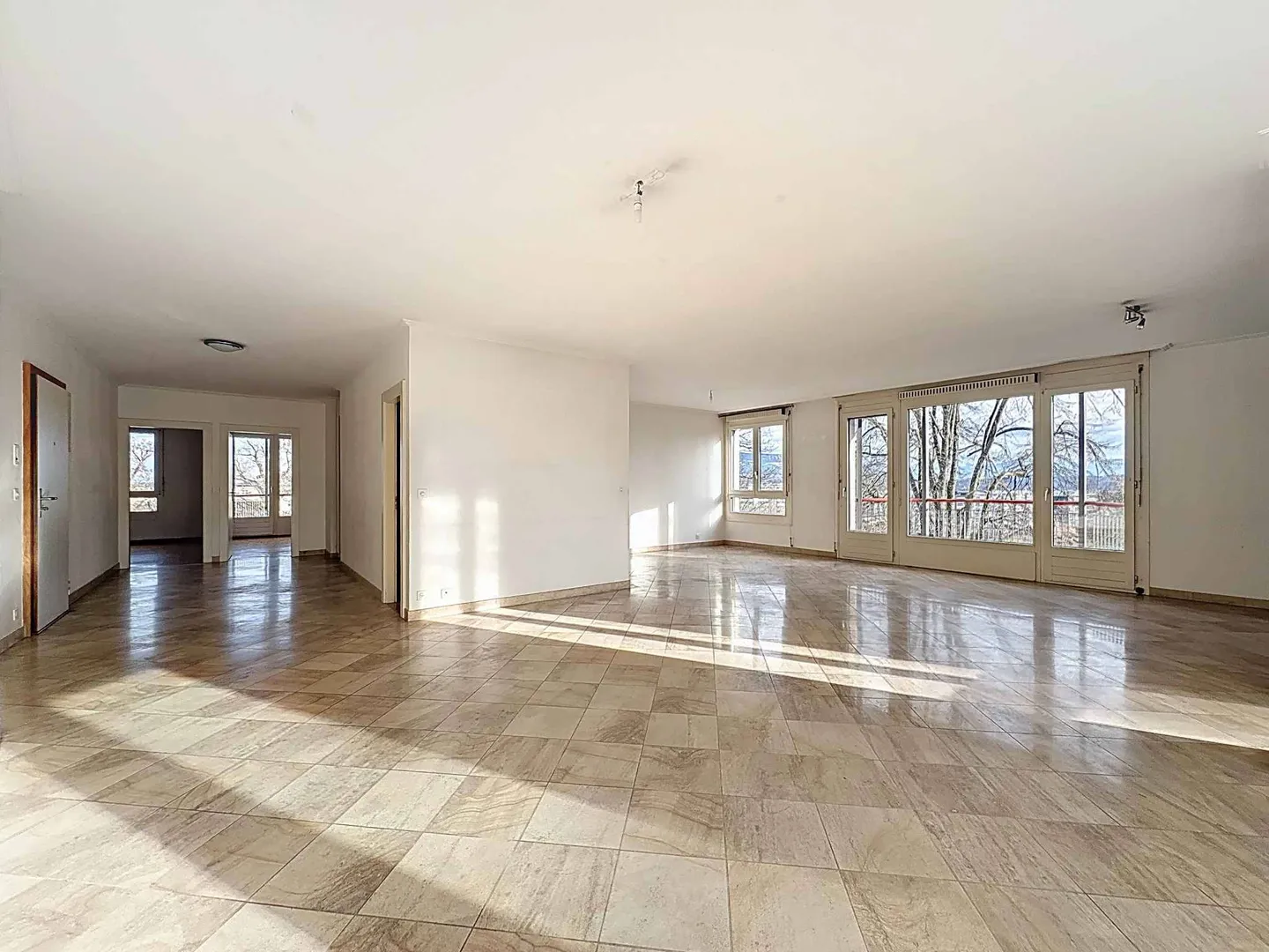 Apartment with 6 rooms, balconies and loggia - Photo 4 of 11