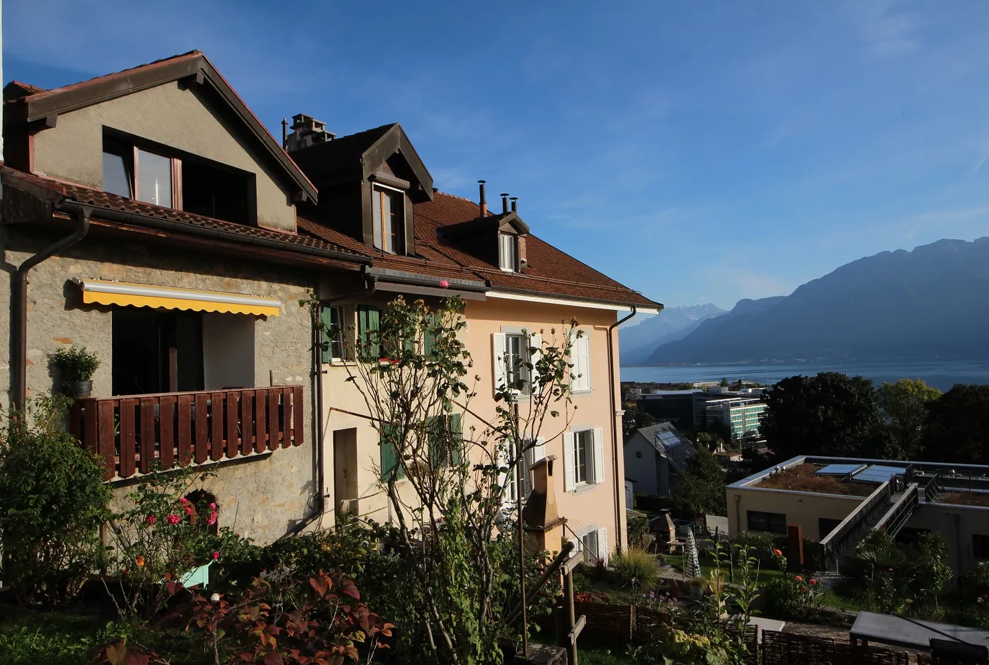 Maison de Village avec Vue sur le Lac - Photo 1 sur 15