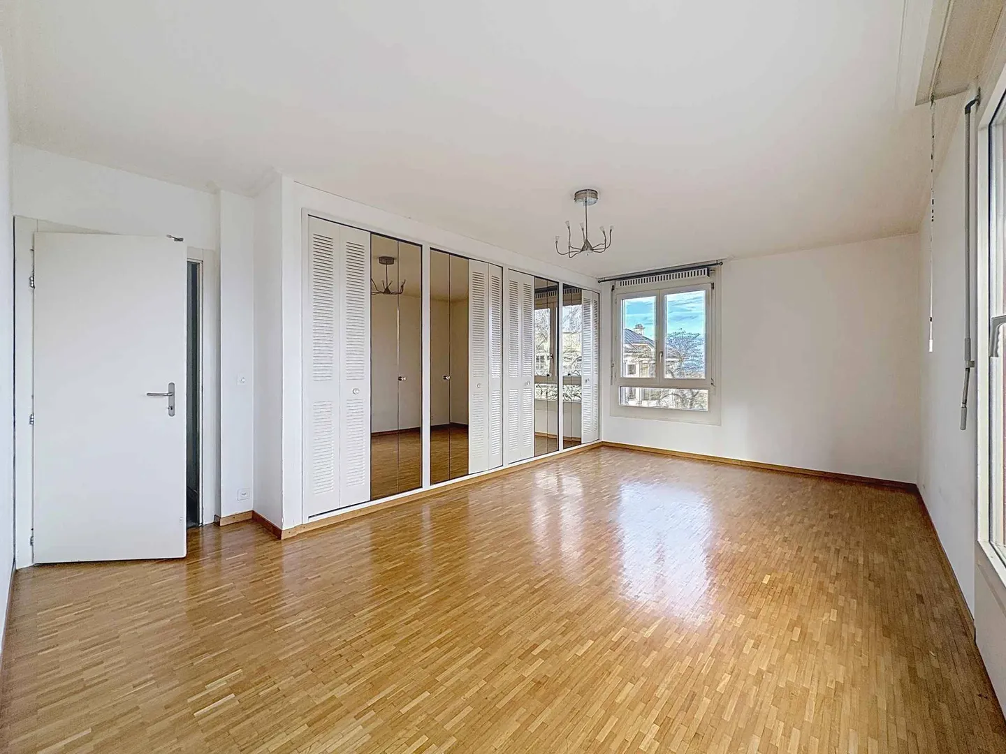 Apartment with 6 rooms, balconies and loggia - Photo 7 of 11