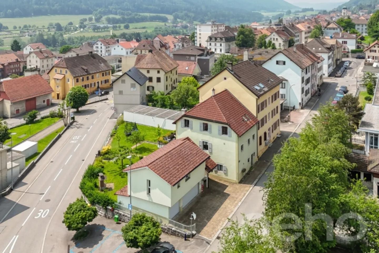 Großes Haus mit zwei Wohnungen + separaten Büros und Garagen - Foto 2 von 12