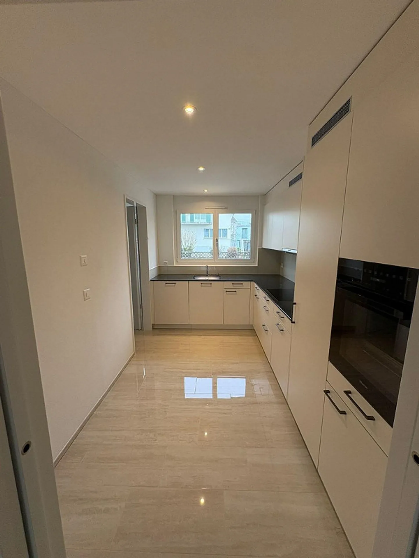 Votre nouveau chez-vous avec oasis de jardin moderne, ensoleillé et au cœur de Dübendorf. - Photo 6 sur 13