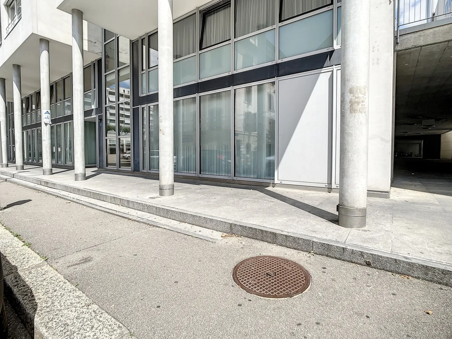 COMMERCIAL SPACE OF 404 M² APPROX. ON THE GROUND FLOOR - Photo 1 of 14