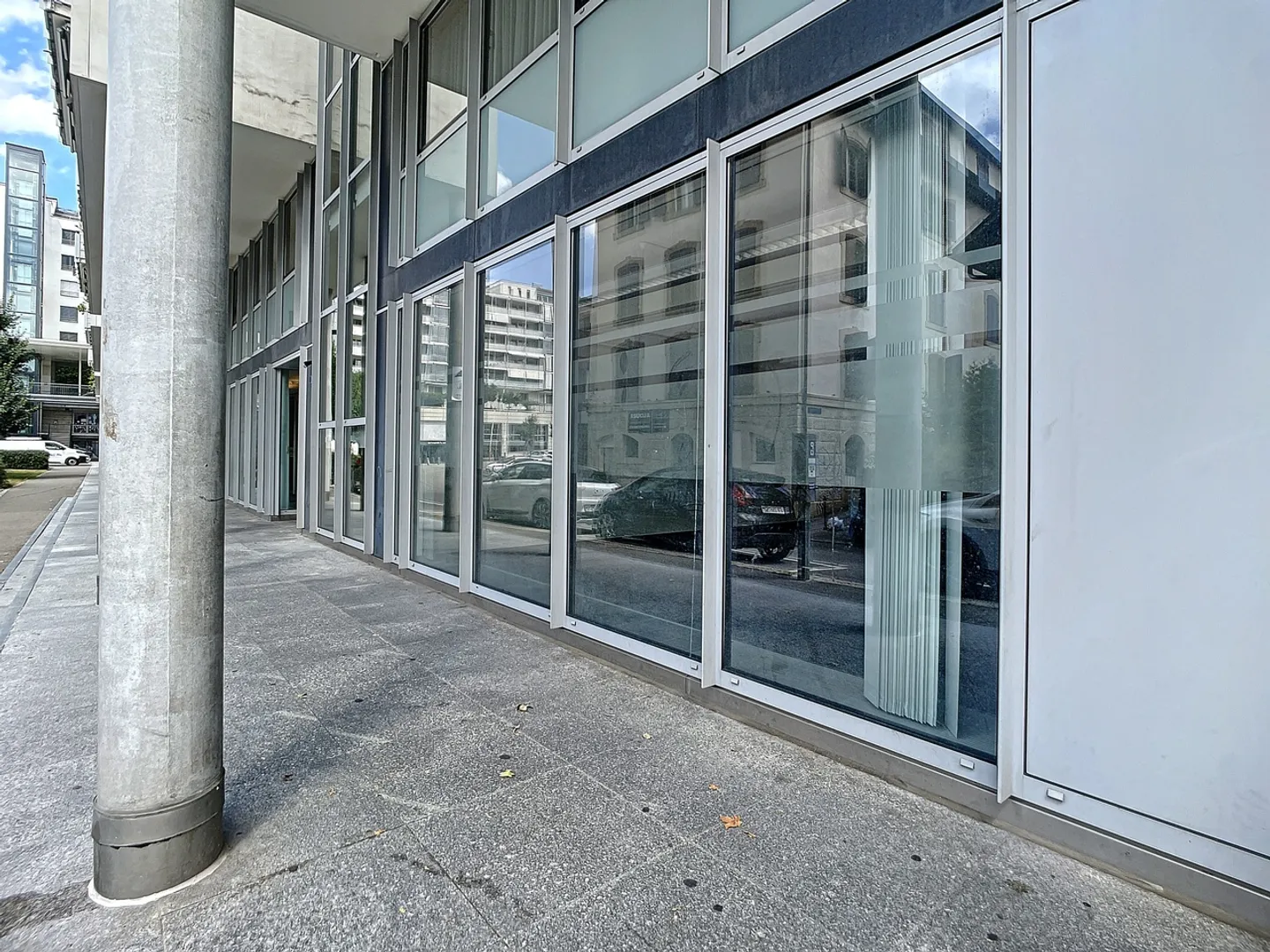 COMMERCIAL SPACE OF 404 M² APPROX. ON THE GROUND FLOOR - Photo 3 of 14