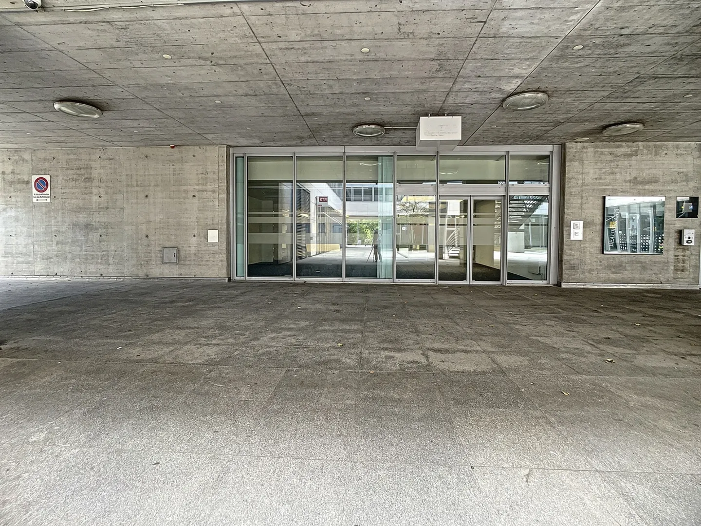 COMMERCIAL SPACE OF 404 M² APPROX. ON THE GROUND FLOOR - Photo 6 of 14