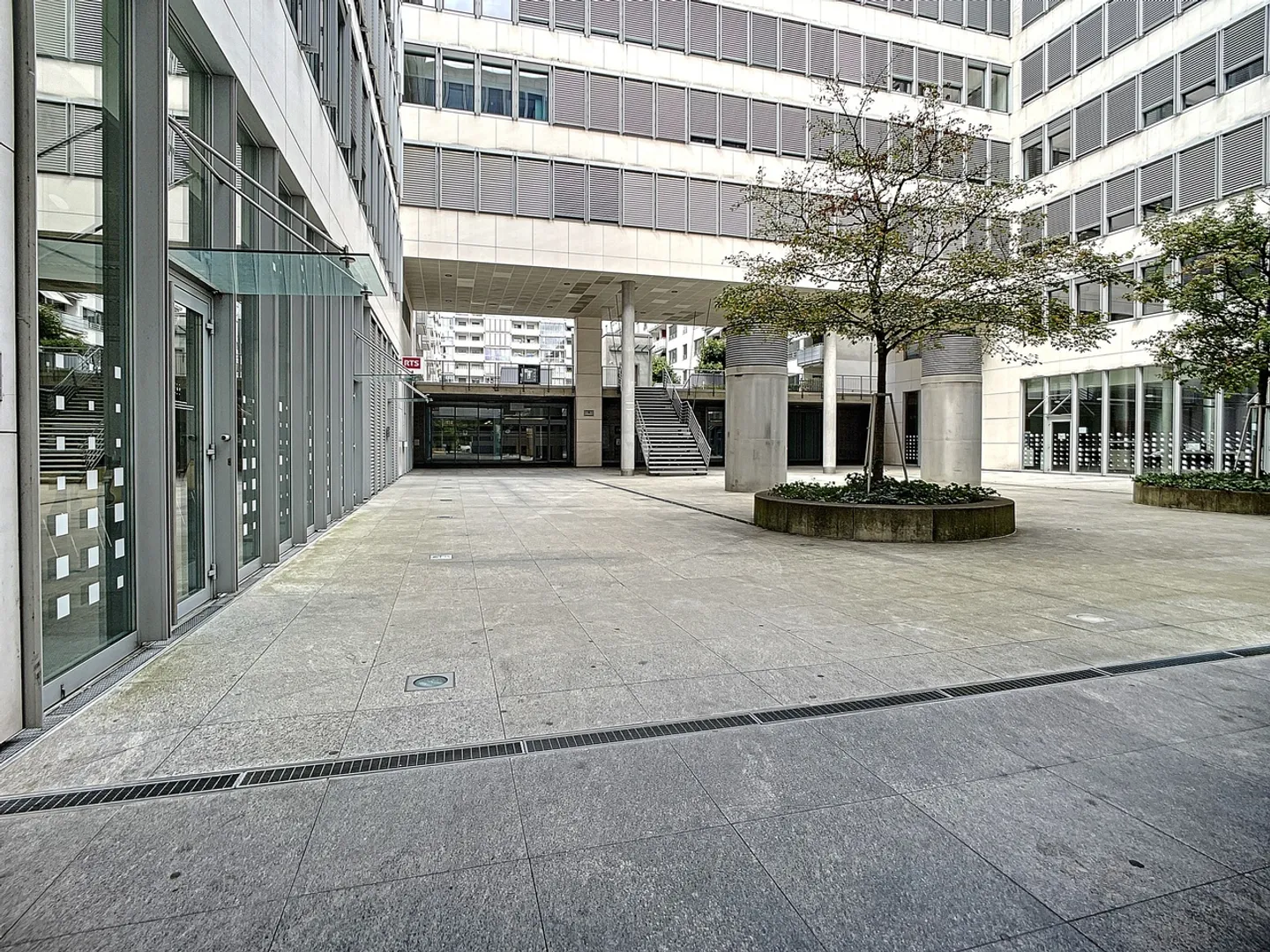 COMMERCIAL SPACE OF 404 M² APPROX. ON THE GROUND FLOOR - Photo 7 of 14