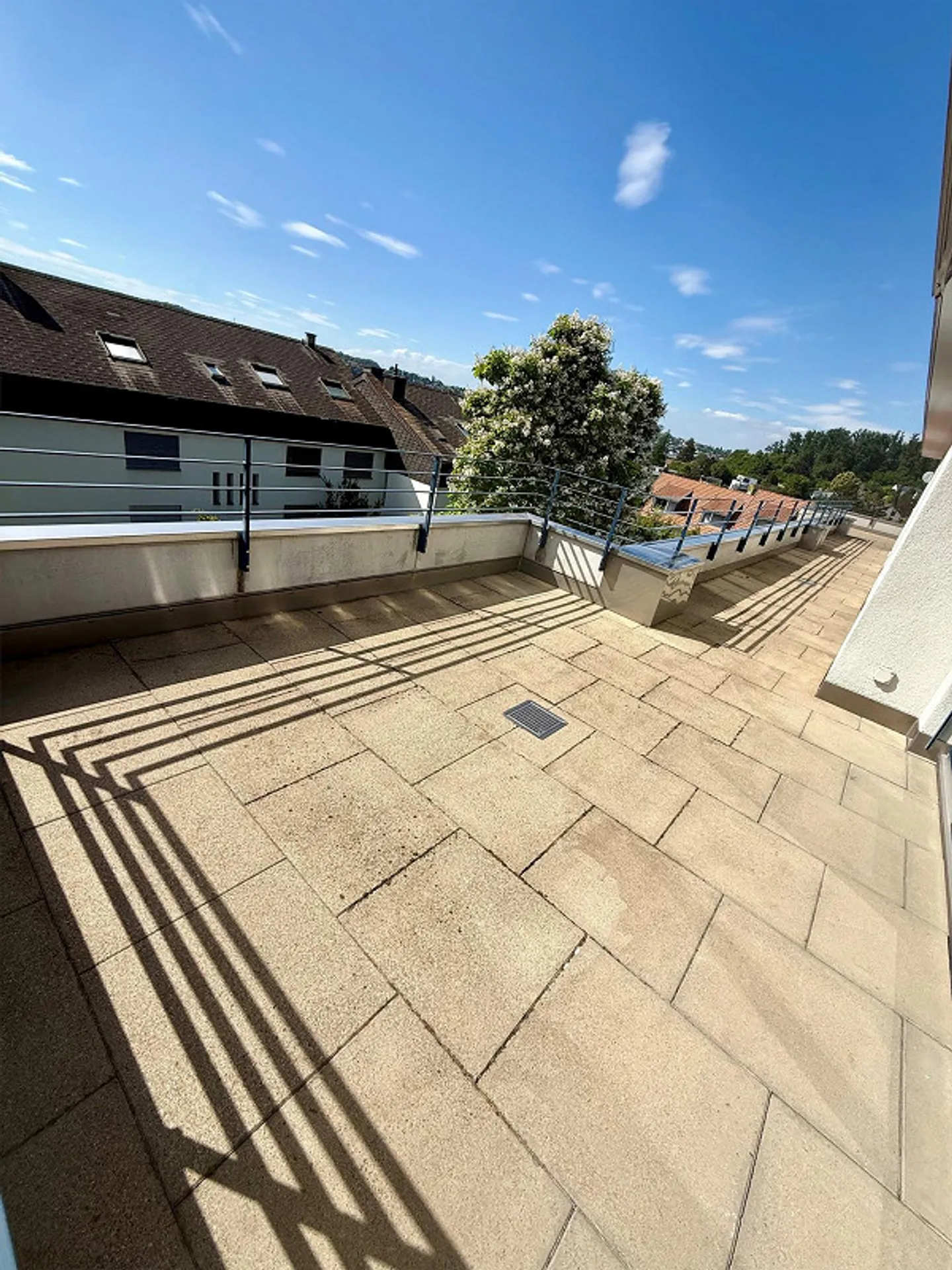 Appartement en attique lumineux de 5,5 pièces dans un emplacement parfait avec vue ! - Photo 2 sur 12