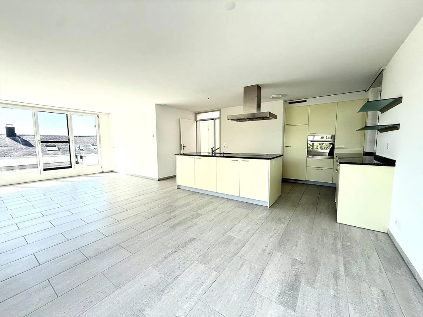 Appartement en attique lumineux de 5,5 pièces dans un emplacement parfait avec vue ! - Photo 5 sur 12
