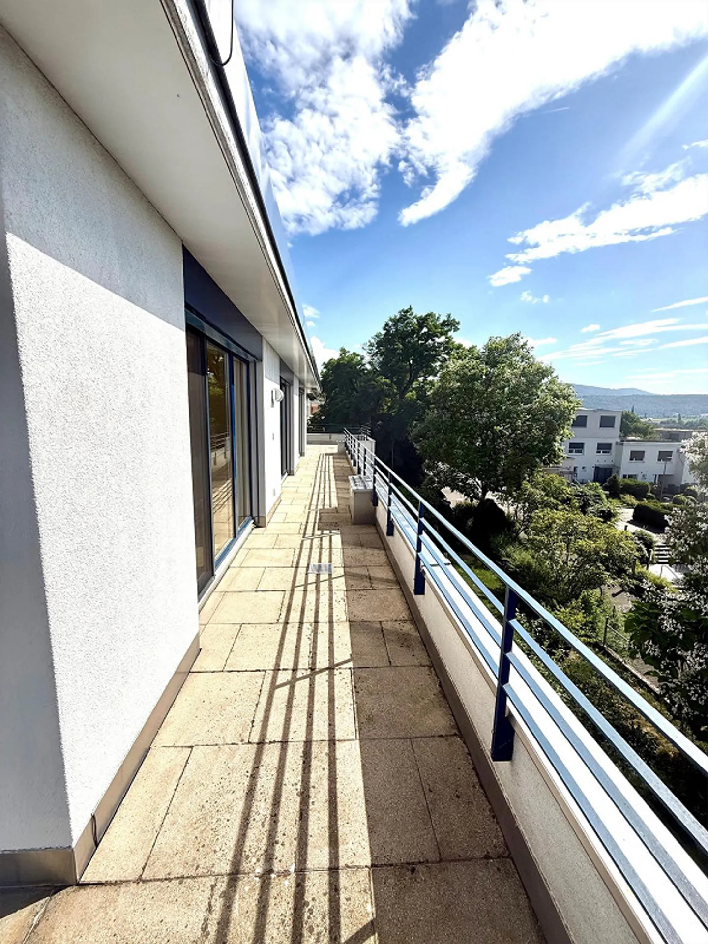 Appartement en attique lumineux de 5,5 pièces dans un emplacement parfait avec vue ! - Photo 3 sur 12