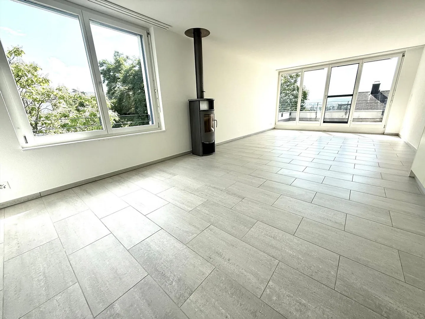 Appartement en attique lumineux de 5,5 pièces dans un emplacement parfait avec vue ! - Photo 6 sur 12