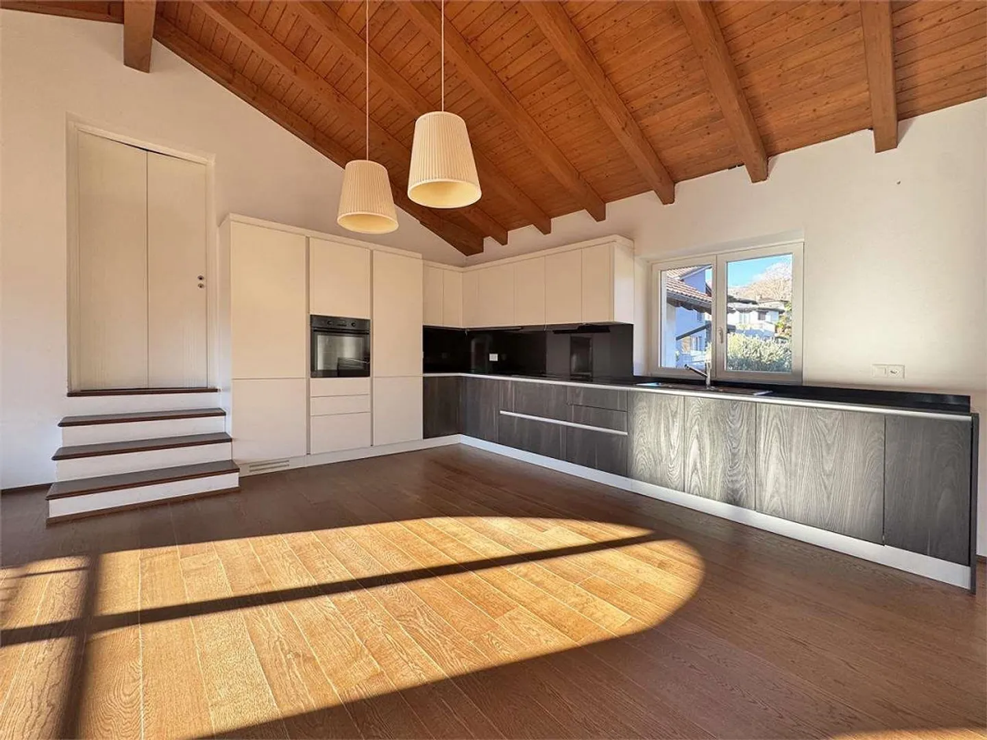 Pura - Bright duplex apartment with 5.5 rooms and attic - Photo 2 of 11