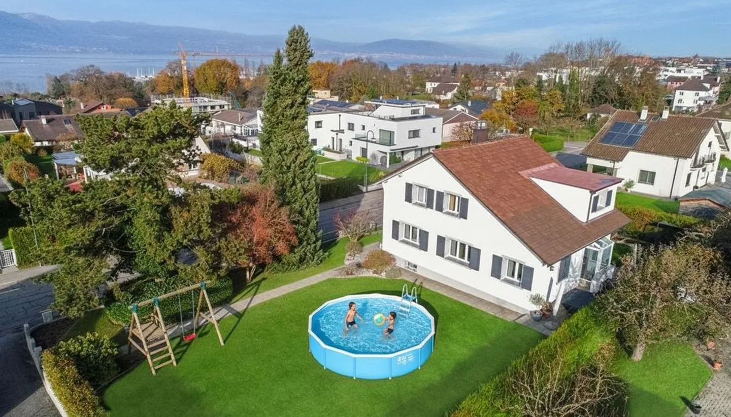 Beautiful, carefully renovated property with a large, tree-lined garden - Photo 1 of 13