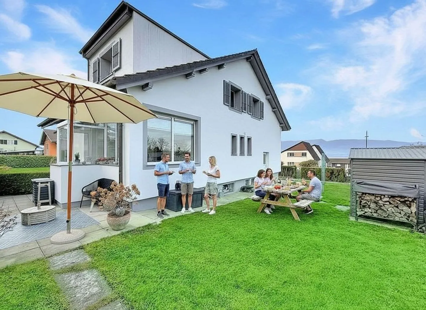 Beautiful, carefully renovated property with a large, tree-lined garden - Photo 3 of 13