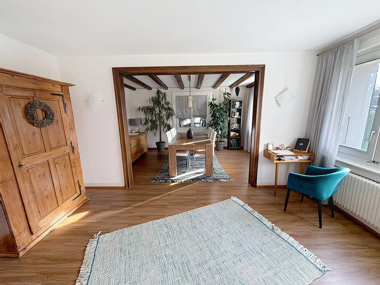 Beautiful, carefully renovated property with a large, tree-lined garden - Photo 6 of 13