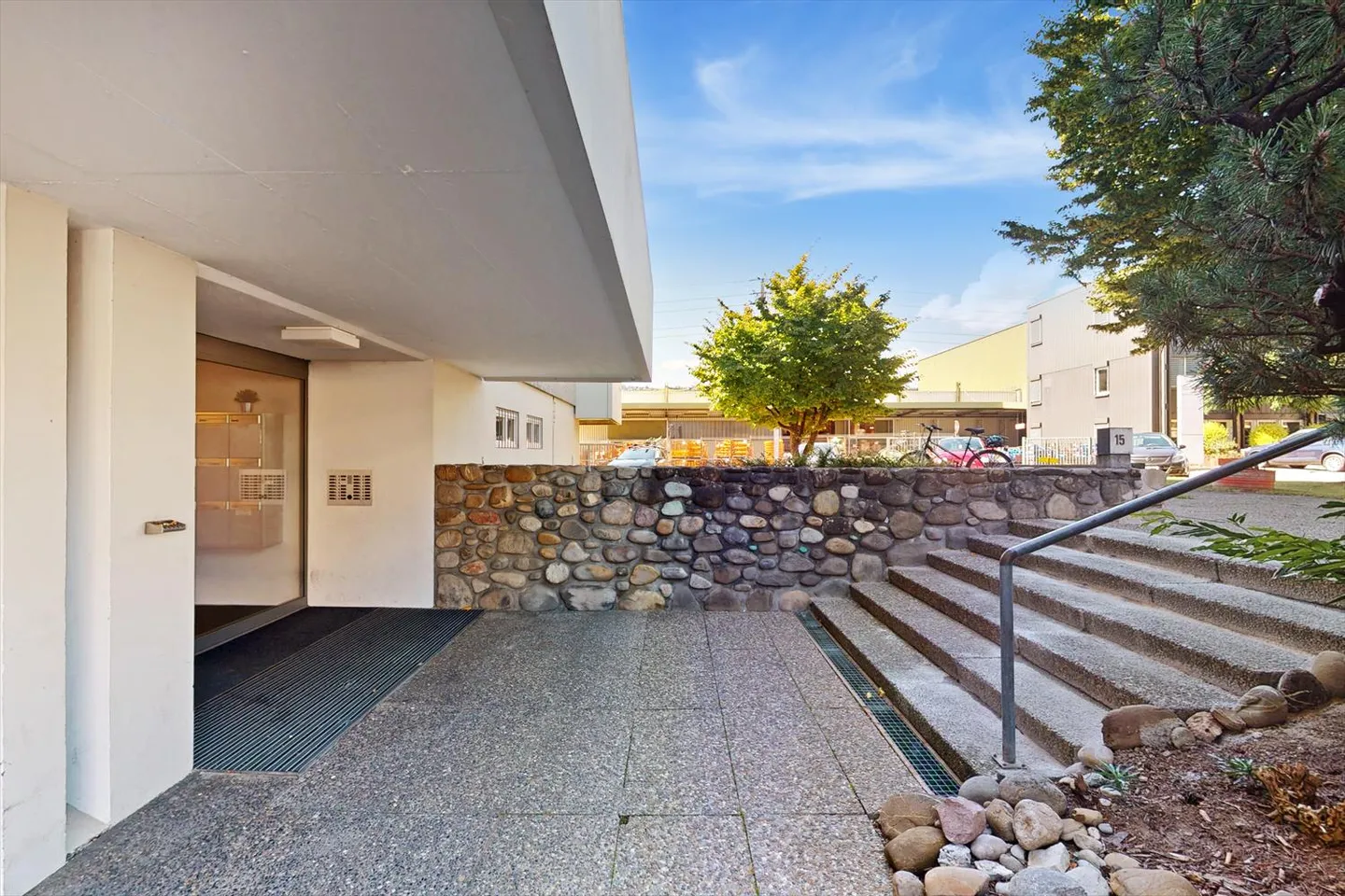 Apartment for rent - Photo 2 of 9