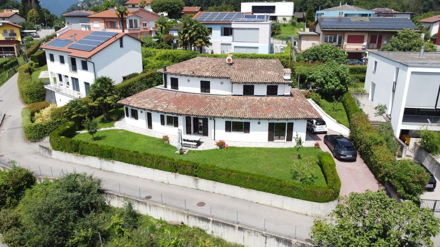 Beautiful villa with garden and open view of the vineyards - Photo 1 of 19