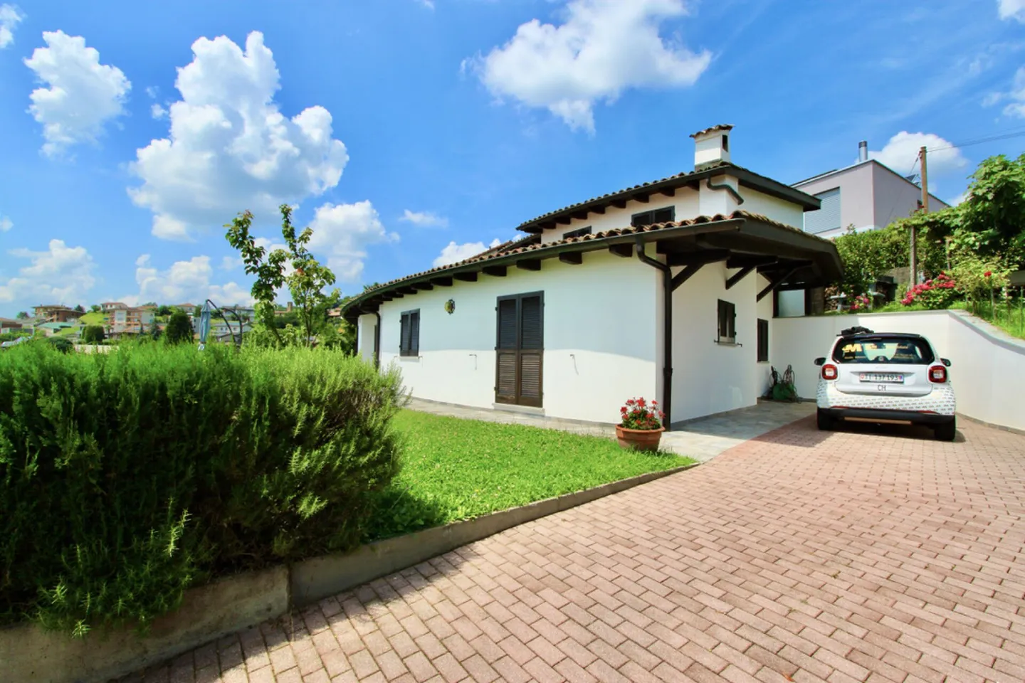 Beautiful villa with garden and open view of the vineyards - Photo 4 of 19