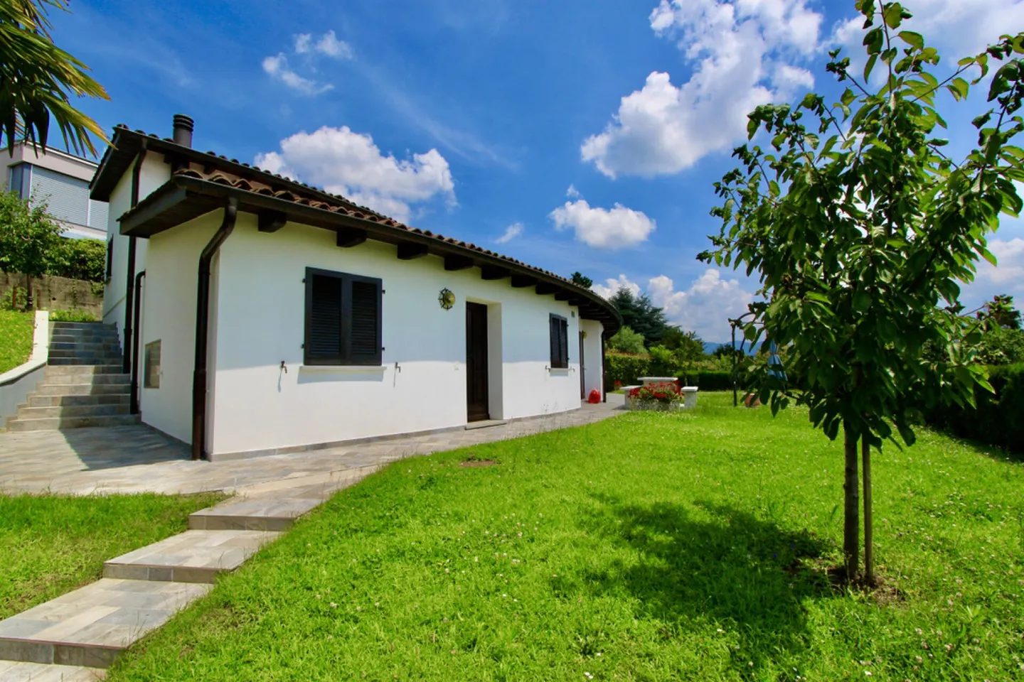 Beautiful villa with garden and open view of the vineyards - Photo 5 of 19