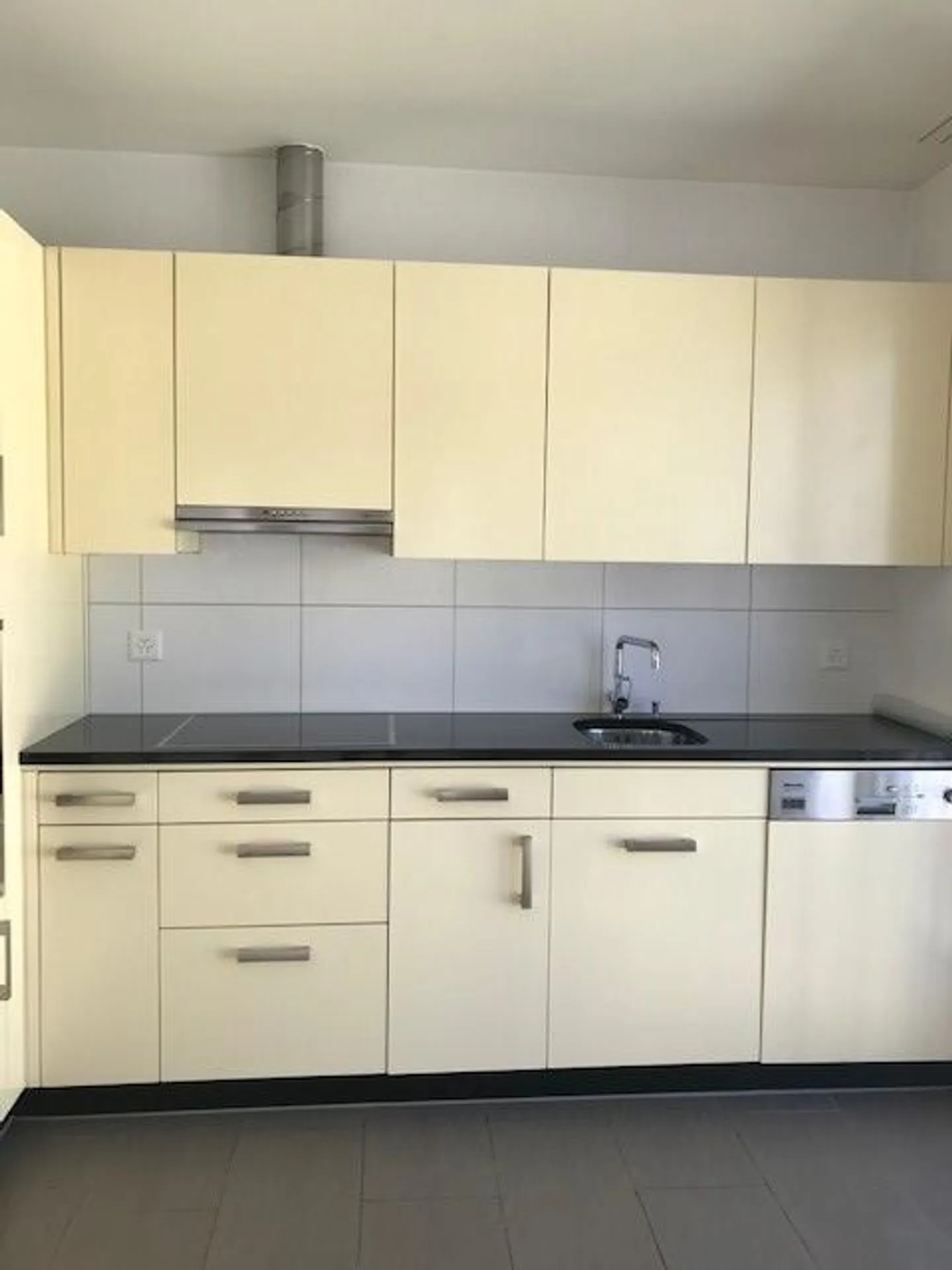 Helle Wohnung mit Balkon - Foto 2 von 8