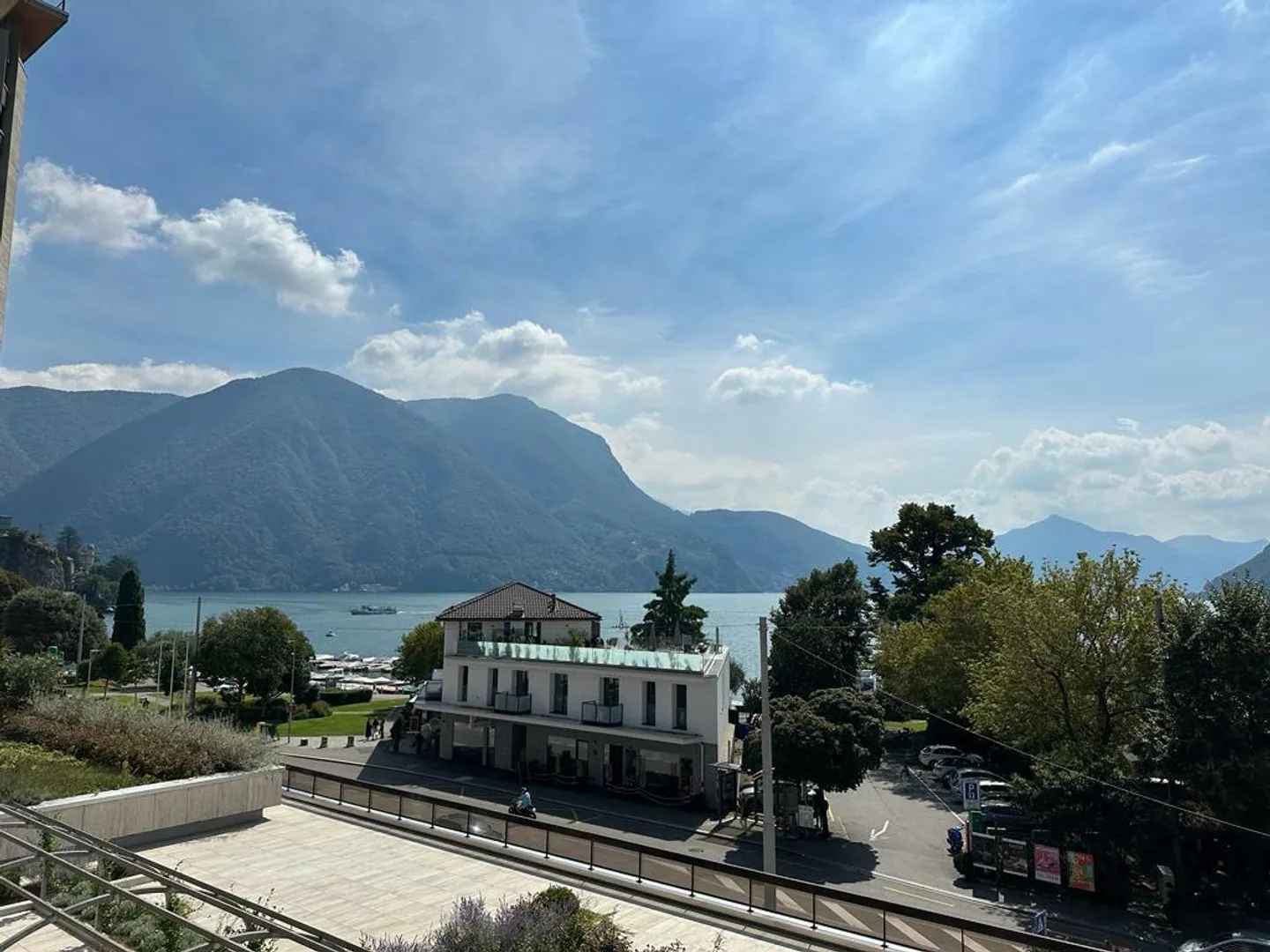 CASSARATE-CASTAGNOLA Furnished 2.5-room apartment with lake view - Photo 1 of 6