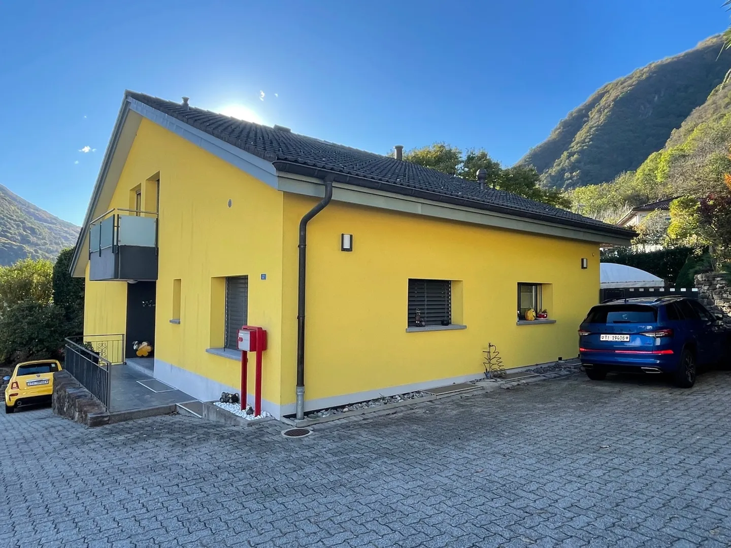 Esclusiva villa unifamiliare di 8 locali con finiture di pregio e incantevole giardino - Foto 2 di 12