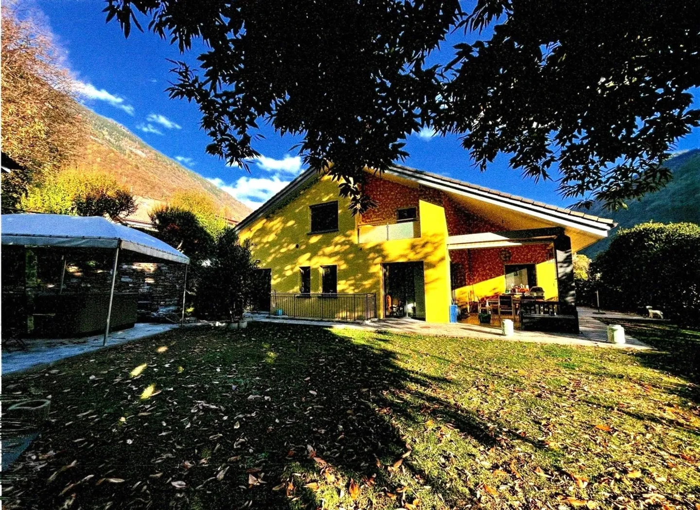 Esclusiva villa unifamiliare di 8 locali con finiture di pregio e incantevole giardino - Foto 1 di 12