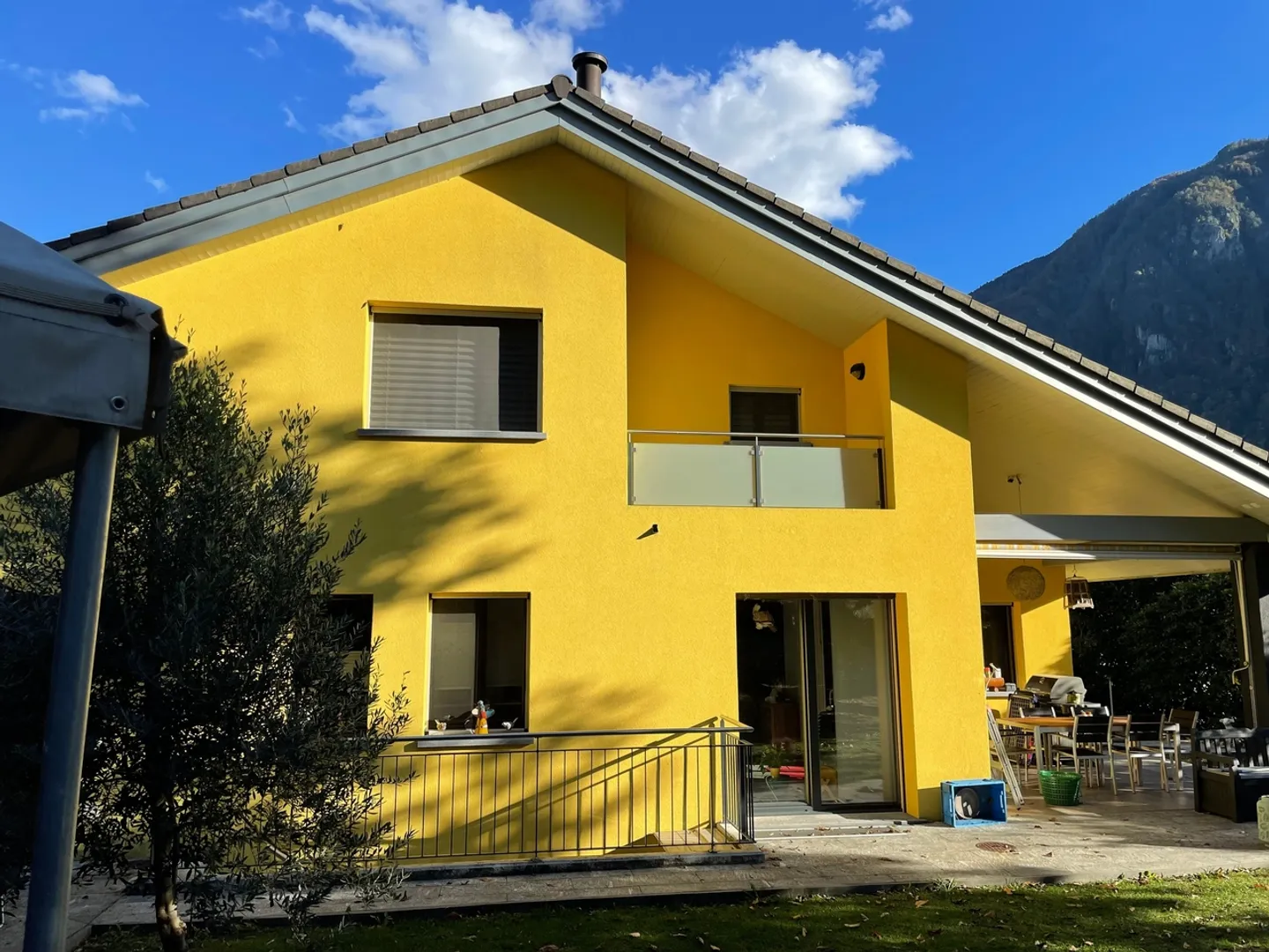Esclusiva villa unifamiliare di 8 locali con finiture di pregio e incantevole giardino - Foto 7 di 12