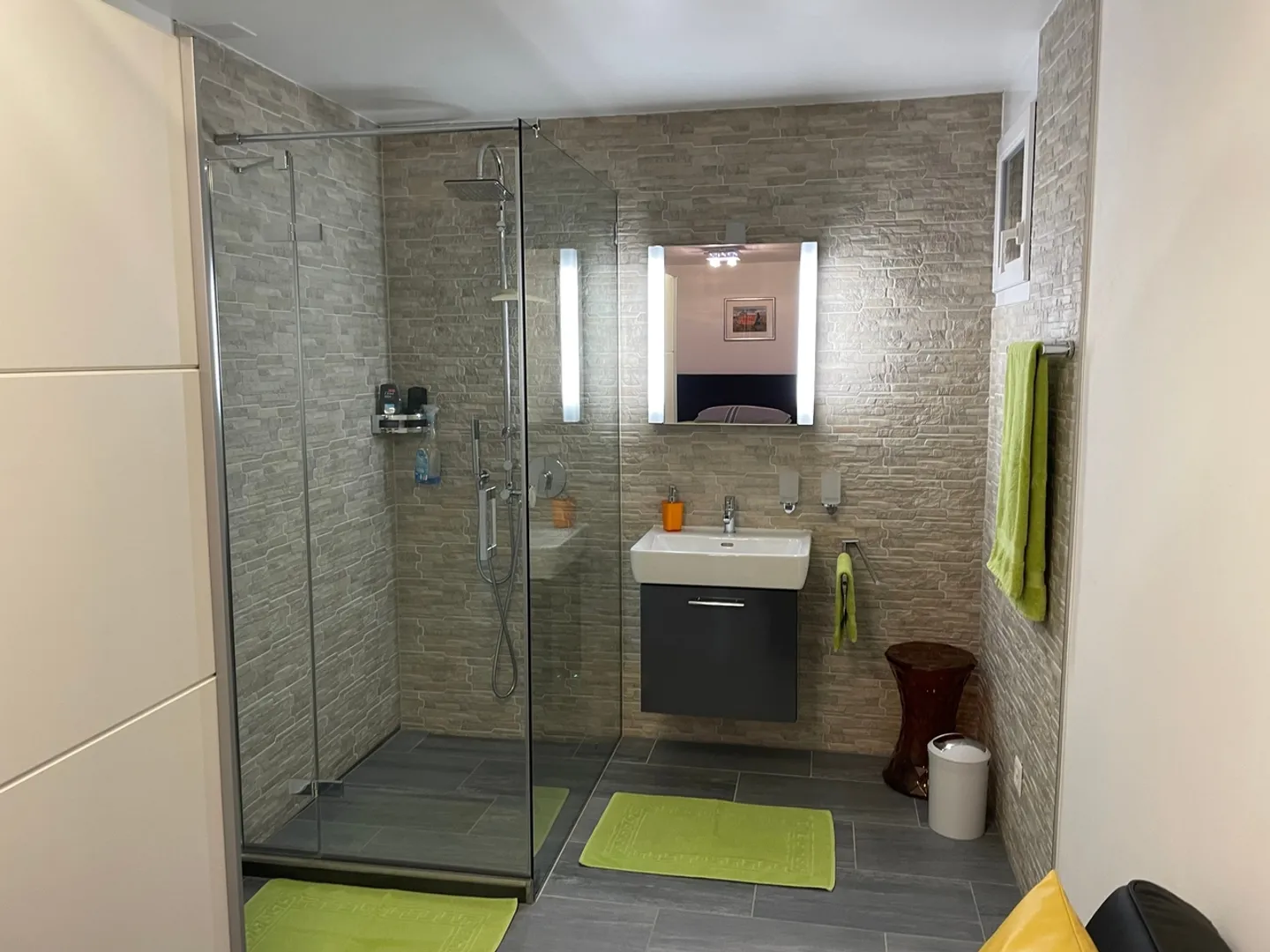 Esclusiva villa unifamiliare di 8 locali con finiture di pregio e incantevole giardino - Foto 9 di 12