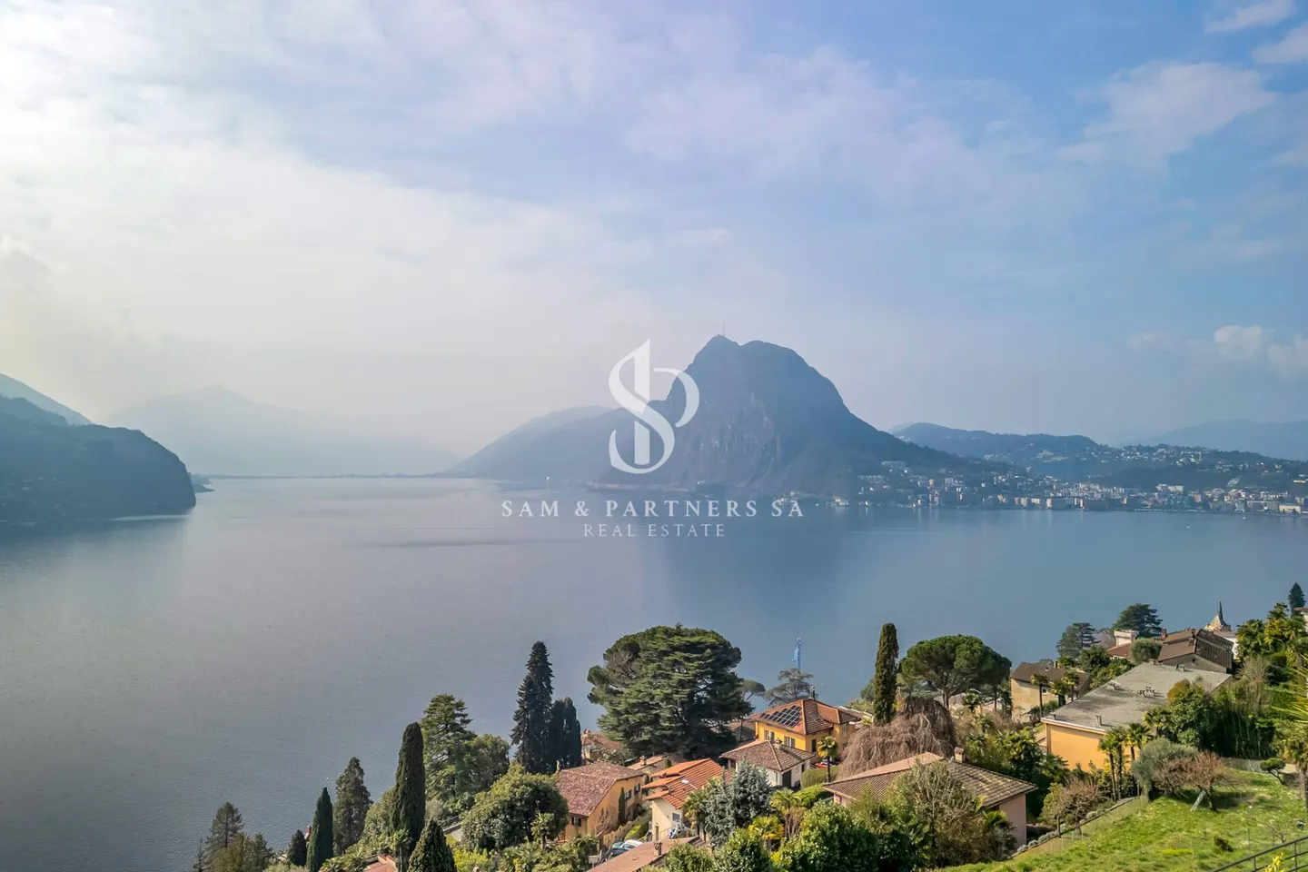 Approved license for a fantastic villa with lake view - Photo 1 of 2