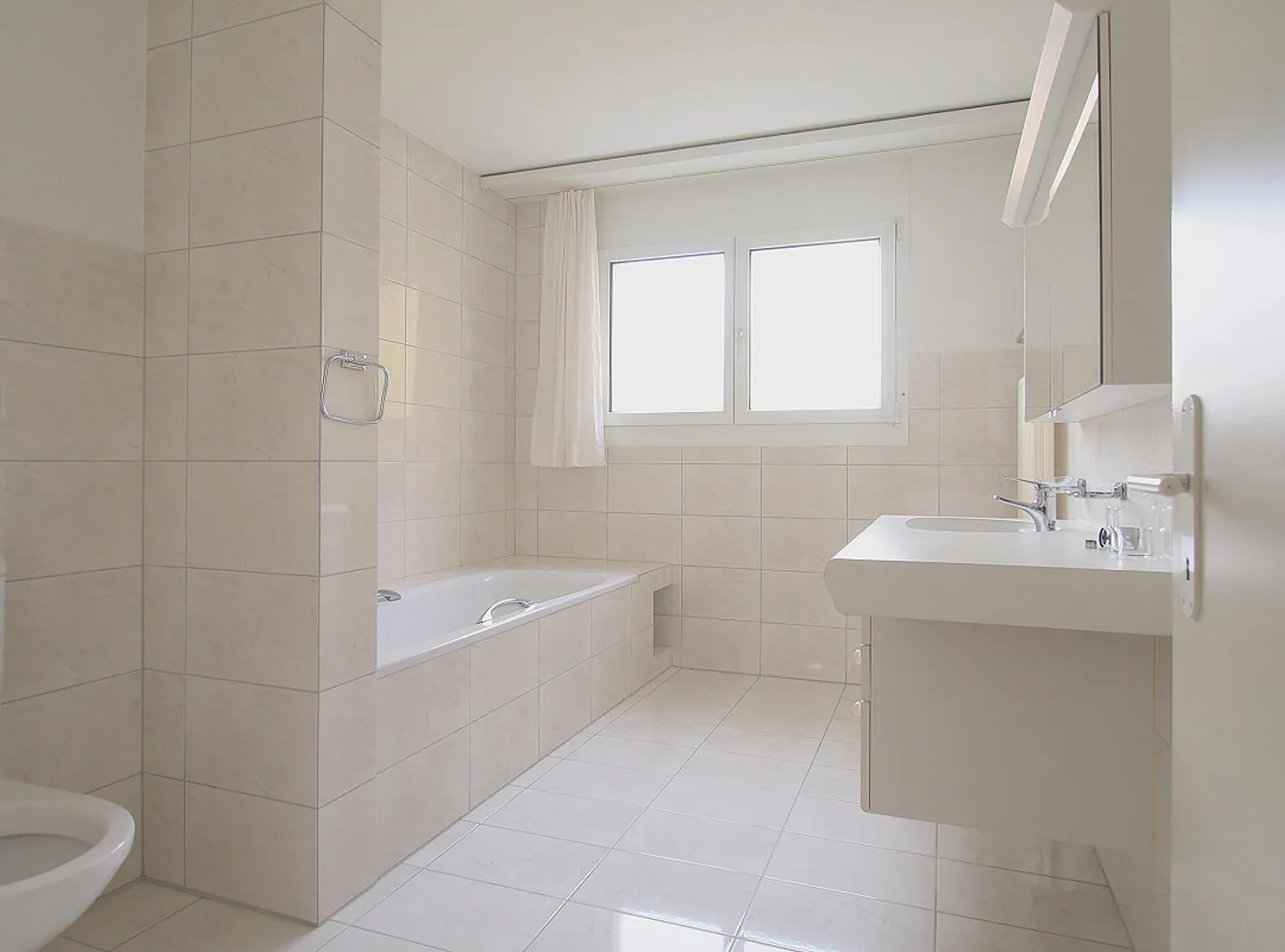 Spacious, quiet 4 ½ room apartment, 4 minutes from Schaffhausen train station - Photo 11 of 15