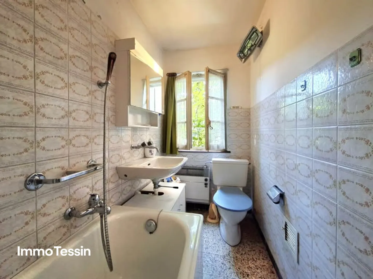 Your retreat with a fantastic panoramic view of the beautiful and untouched Ticino mountains - Photo 13 of 13