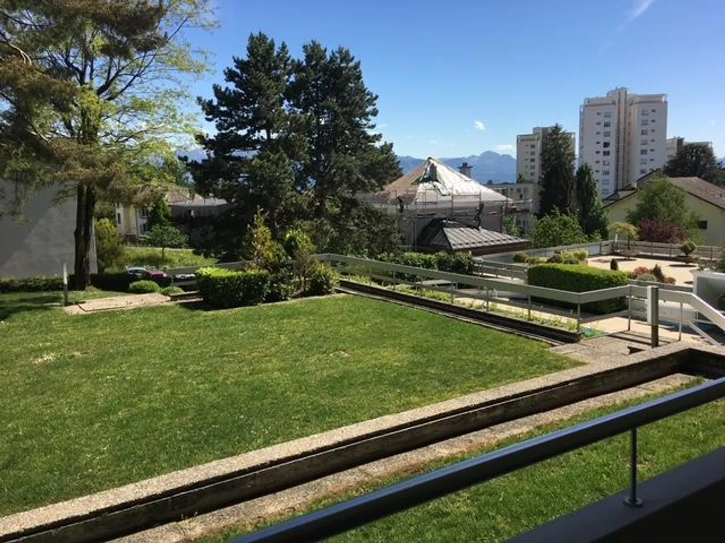 GRANDE APPARTAMENTO DI 2,5 LOCALI CON BALCONE E PISCINA IN CENTRO A CHAILLY - Foto 3 di 13