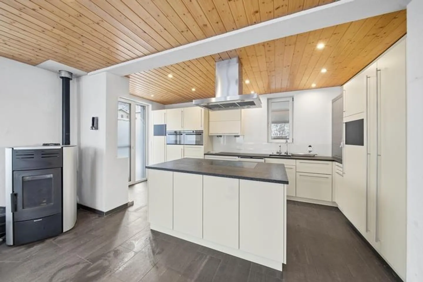 CHARME DI DUE EPOCHE - CASA UNIFAMILIARE ABILMENTE RISTRUTTURATA - Foto 4 di 8