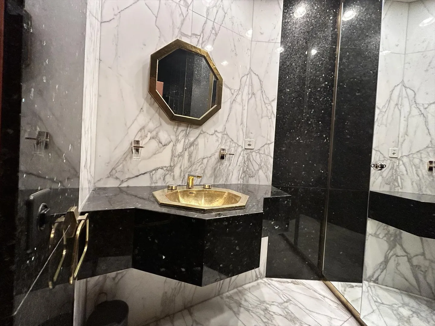 Bel appartement avec grande terrasse dans la vieille ville - Photo 3 sur 5