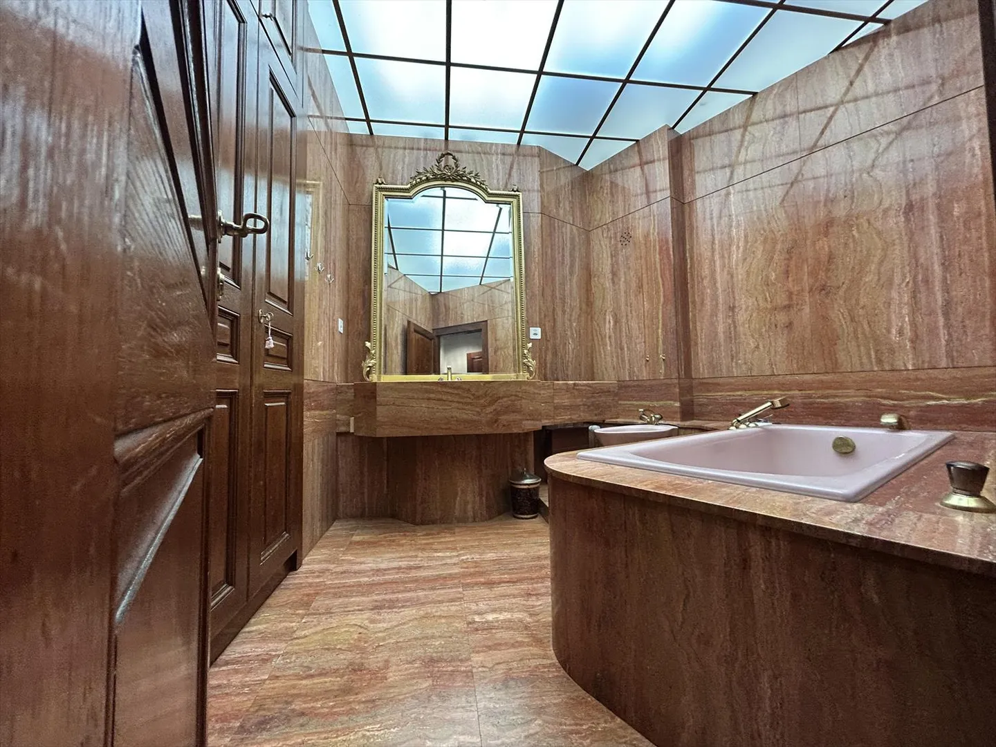 Bel appartement avec grande terrasse dans la vieille ville - Photo 4 sur 5