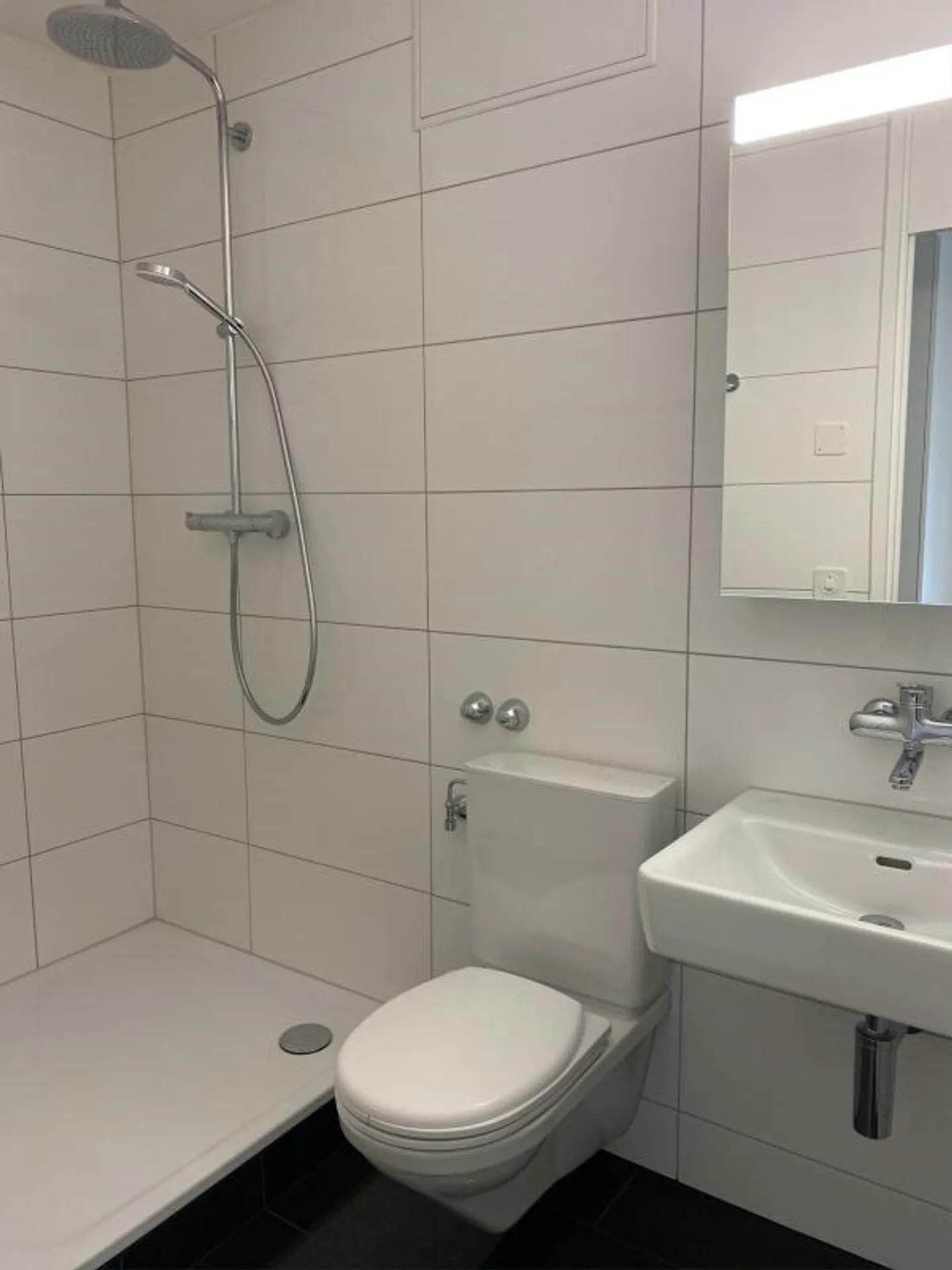 Appartement 2.5 pièces avec grand balcon et belle vue - Photo 8 sur 10